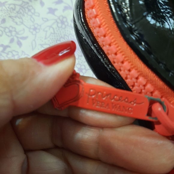 Vera Wang Princess Heart-Shaped Black and Pink Women's Bag - Picture 4 of 14